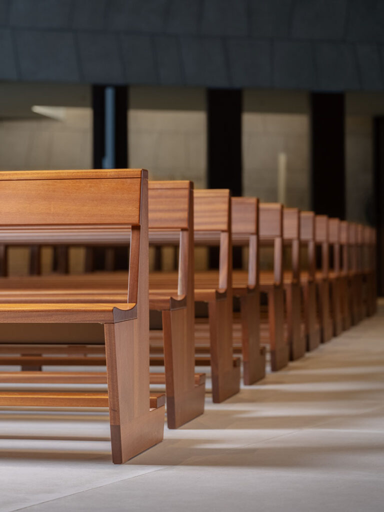 fotografia still-life di fila di panche per chiesa in chiesa moderna in Sicilia.